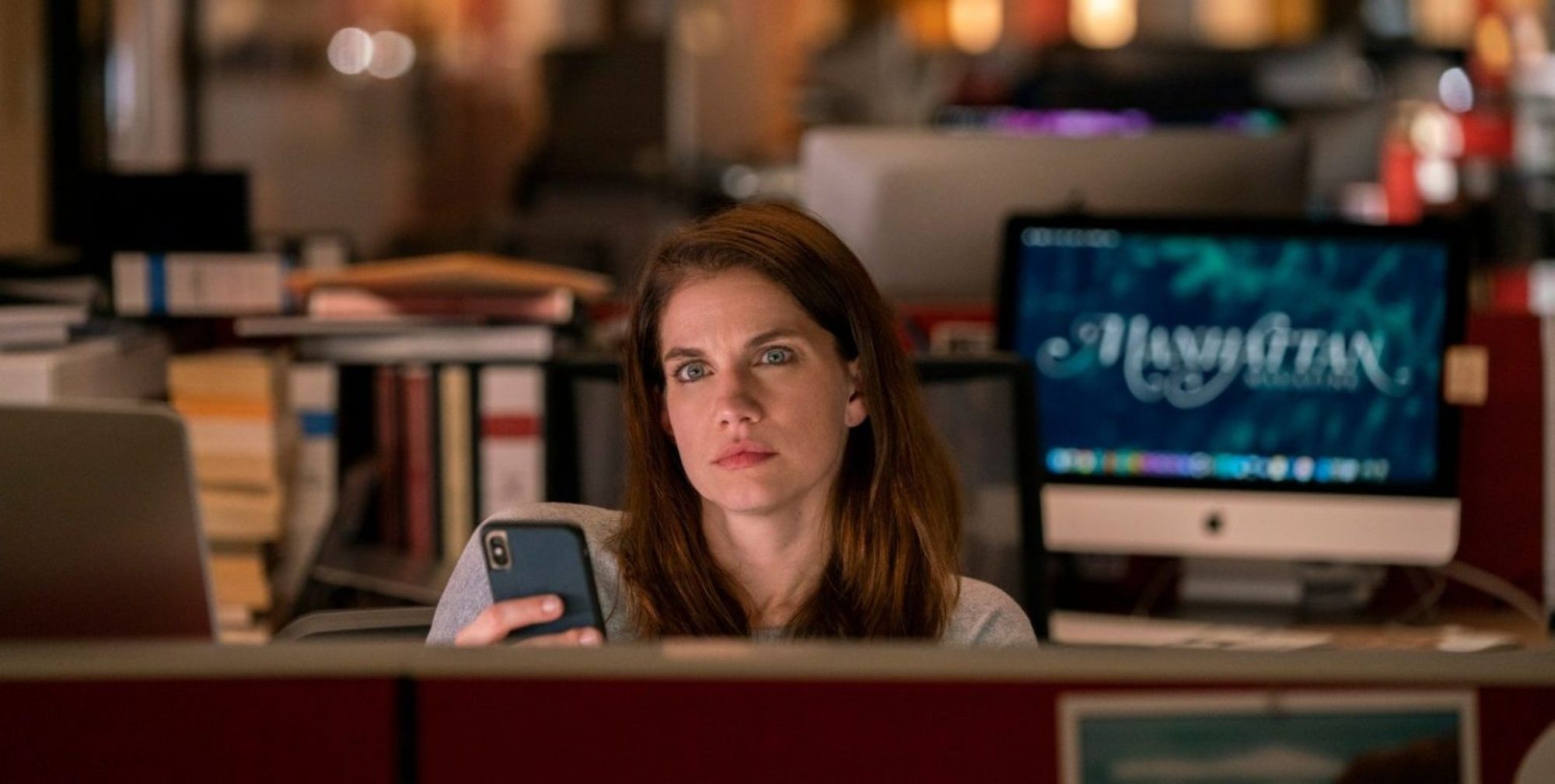 Inventing-Anna-Vivian-Kent-Anna-Chlumsky-holding-phone
